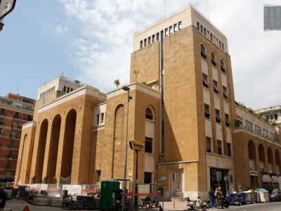 A un solo isolato di distanza si trova la chiesa di San Ferdinando, voluta da re Ferdinando II di Napoli nel 1843 ma completamente rifatta nel 1934, quando assunse l�aspetto massiccio e marcatamente laico con cui si presenta oggi, col suo color ocra e i tre alti arconi che si aprono all�ingresso